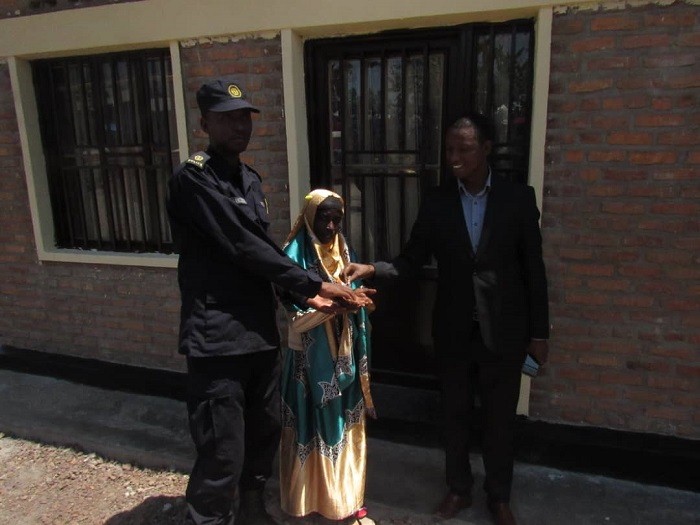 Muzungu Gerald uyobora Akarere ka Kirehe n'umuyobozi wa Polisi muri ako karere bashyikiriza Uwantege imfunguzo