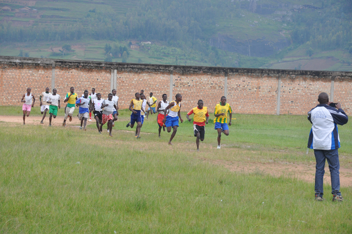 Abasiganwa ku maguru bazenguruka Stade ya Nyagisenyi
