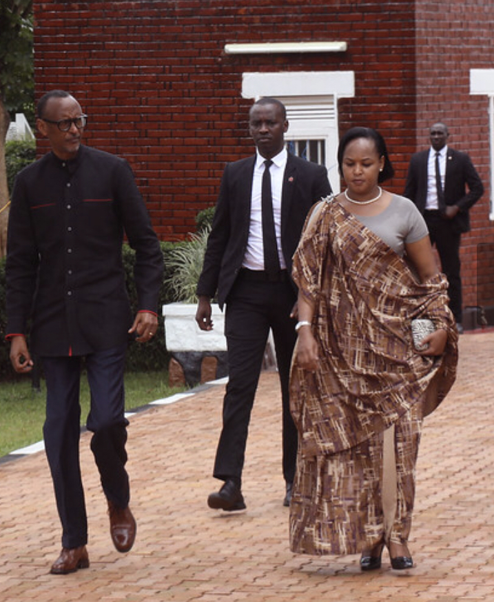 Minisitiri w'Umuco n'Urubyiruko ni we wakiriye Perezida Kagame muri uyu muhango