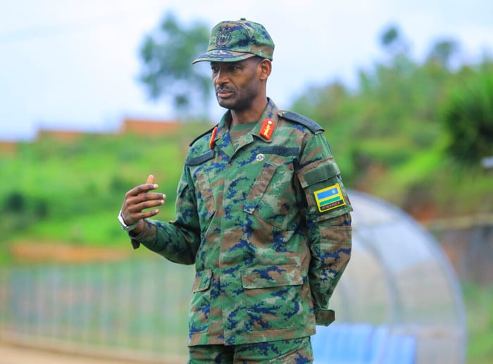Umuyobozi wa APR FC Lt Gen MUBARAKH Muganga aganiriza abakinnyi ba APR FC