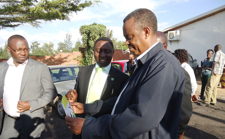 Umuyobozi wa Green Party, Frank Habineza, yereka umuyobozi w'Ihuriro ry'Amashyaka ikirangantego cy'ishyaka rye.