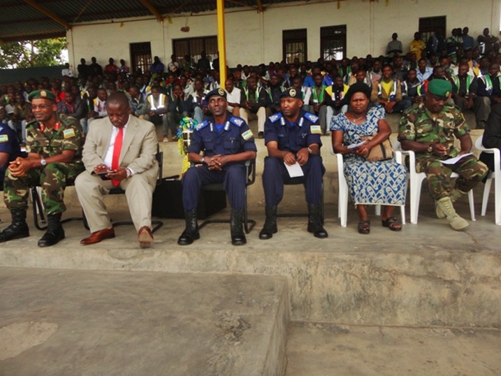 ACP Damas Gatare, umuyobozi w'intara y'Amajyaruguru n'abandi imbere y'abamotari.