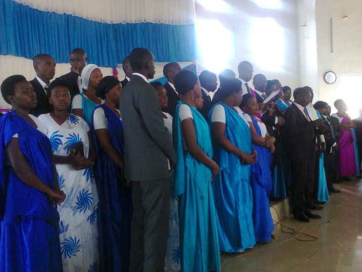 Abagize itsinda Elayo rikora umurimo wo kwigisha ijambo ry