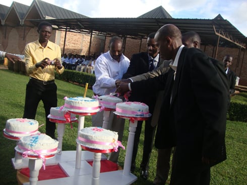 Isabukuru bayizihije basangira gateau.