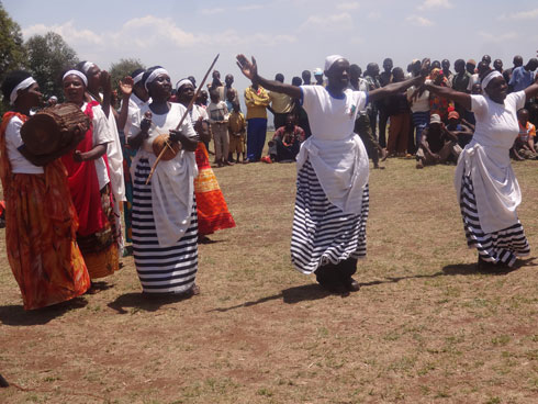 Aba babyinaga ku munsi mpuzamahanga w'umugore barimo n'umugabo wakenyeye.