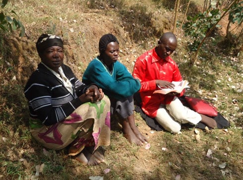 Abantu bari gusengera ku musozi wa Kadeshi mu karere ka Gicumbi.