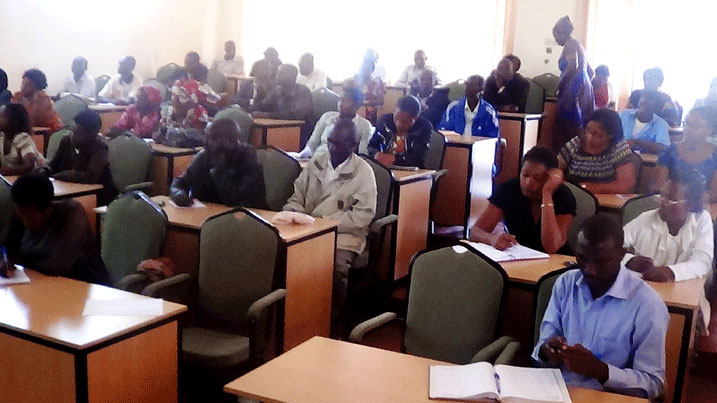 Aba ni abayobozi ba za koperative mu karere ka Muhanga n'abakozi b'ibigo by'imari bitabiriye ibiganiro ku mushinga wa PASP.