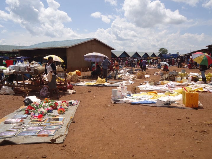 Aba ni bamwe mu bacururiza ahatubakiye mu isoko rya Kayonza.
