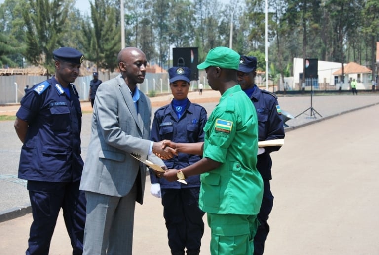 Ababaye indashyikirewa mu rwego rwa buri ntara, bahawe ishimwe na Minisitiri w
