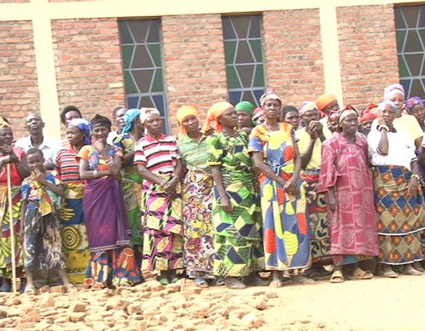 Ababyeyi bifatanyije n'urubyiruko kwizihiza umunsi warwo.