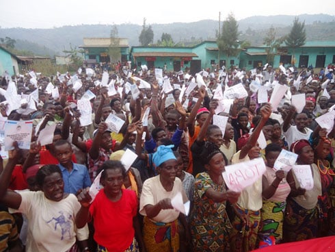 Ababyeyi n'abakecuru bo ku Mugonero bari baje kwamamaza FPR Inkotanyi.