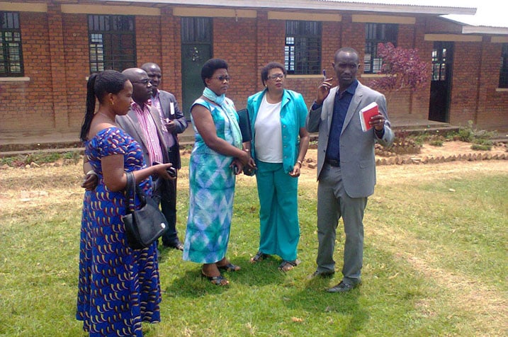 Nsengimana Martin uyobora E.S. Kagogo (iburyo) yari arimo asobanurira abadepite imiterere y'ikigo ayobora.
