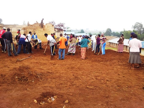 Abadivantiste bitabiriye umuganda bawukorana umurava bituma bawurangiza vuba.