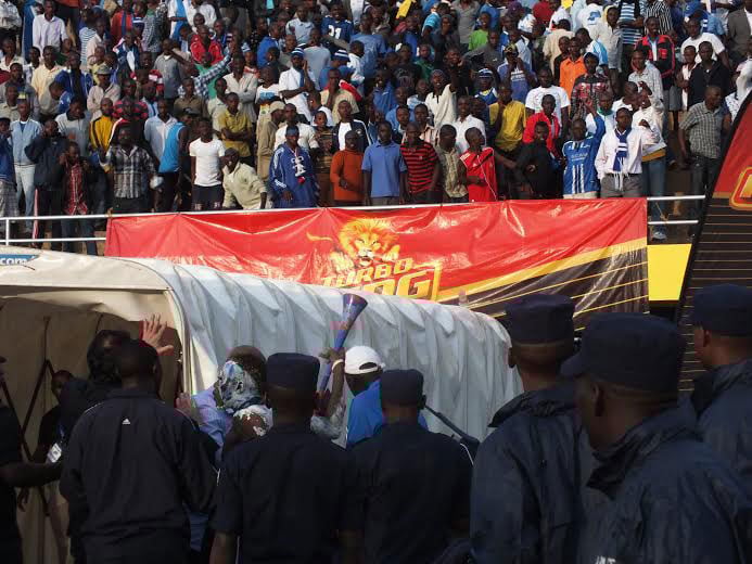 Abafana ba Rayon Sport bari bafite amahane menshi, bisaba Polisi guhangana nabo.