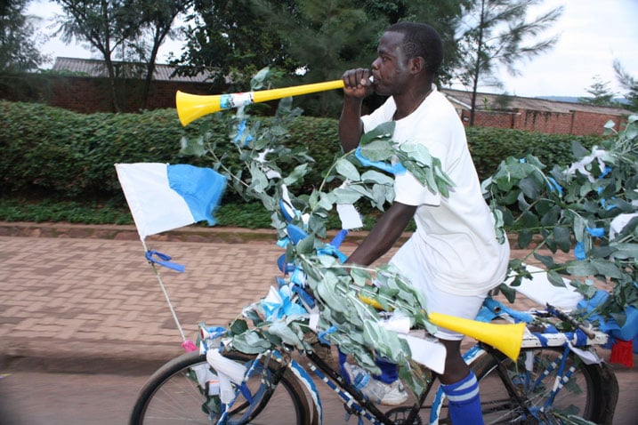 Abafana bakunda insinzi batayikoreye ku kibuga.