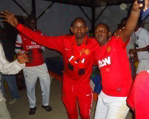Abafana ba Manchester bishimiye igikombe.
