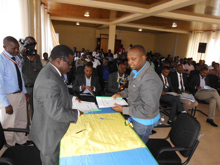 Abafatanyabikorwa bashimiwe uruhare rwabo mu kwesa imihigo, bahita banashyira umukono ku yo bazagiramo uruhare muri uyu mwaka.