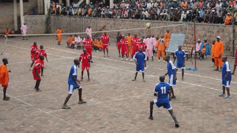 Abafungiye ibyaha bya Jenoside yakorewe Abatutsi mu Rwanda yabasuye barimo bikinira Volleyball hirya yabo hari abafana.