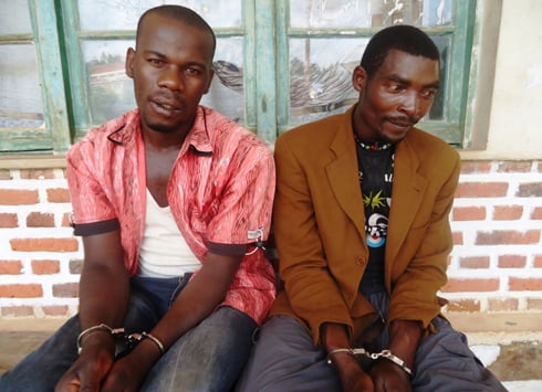 Abagabo babiri bari mu maboko ya polisi kubera urusimbi na kazungunarara. (Photo: Nshimiyimana L.)