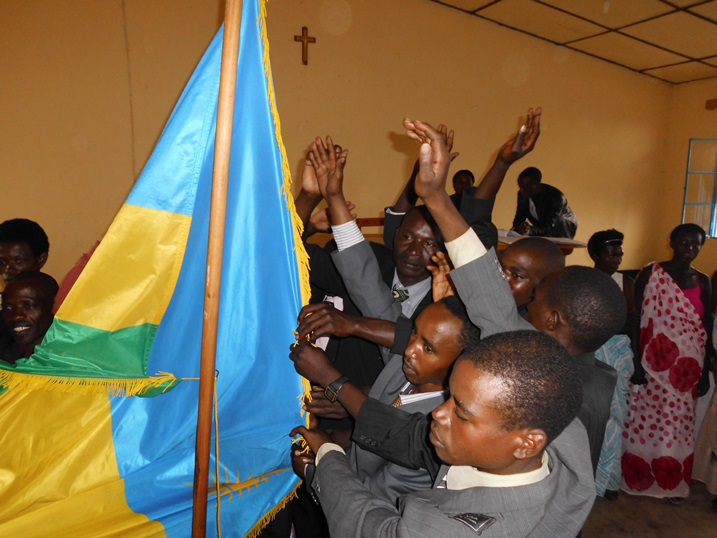 Abagabo barahira mu kivunge.
