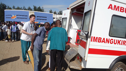 Abaganga bagerageza kugeza bamwe mubavanywe mu bikuta muri ambulance ngo bajyanwe ku bitaro bya Nyagatare. (Foto: Dan Ngabonziza)