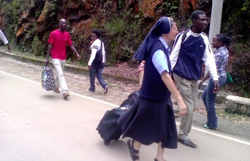 Abagenzi bagenda mu modoka za express babanza kugenda n'amaguru bagana aho basanga indi modoka ibatwara aho bagiye.