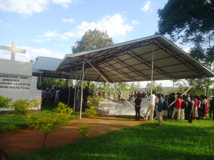 Abagize INILAK-Rwamagana bibukiye ku Rwibutso rwa jenoside yakorewe Abatutsi rwa Kigabiro.