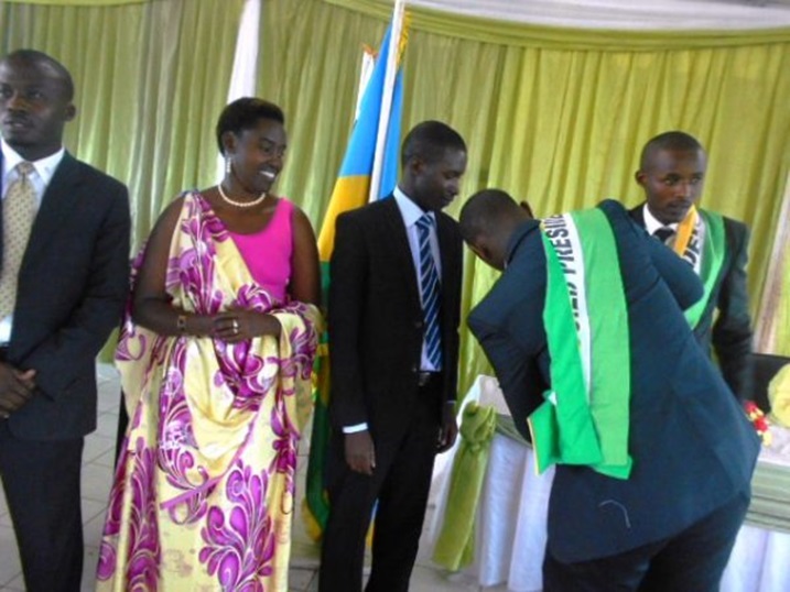 Abagize komite nshya yarahiye bahabwa ububasha.