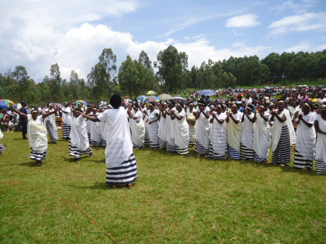 Abagore bitabiriye umuhango wo gusoza ukwezi k'umugore basusurutse.