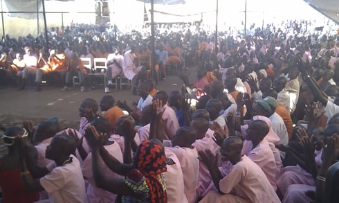 Abagororwa bafungiye muri gereza ya Nsinda bakomaga amashyi bishimira ko nabo bashobora kuzataha bakajya gushaka ifaranga.