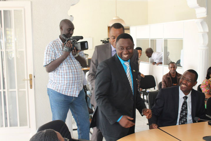 Abahagarariye amashyaka muri forum bamuhaye ikaze akimara kwnjira.