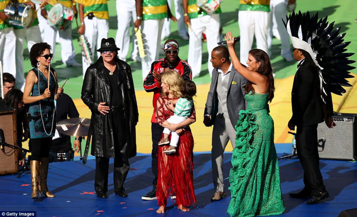 Abahanzi Carlos Santana, Wyclef Jean, Shakira, Alexandre Pires, Ivete Sangalo na Carlinhos Brown basusurukije abari kuri Stade Maracana mbere y'umukino.