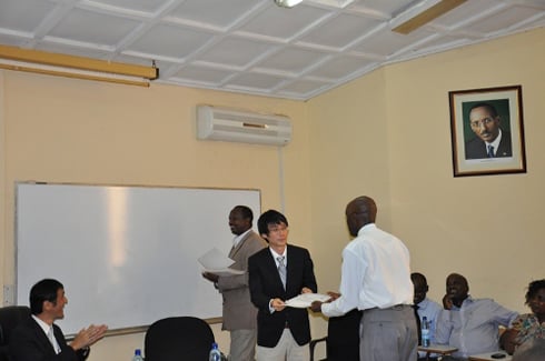 Abahuguwe hari guhabwa impamyabumenyi zabo.