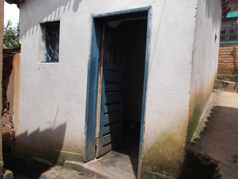 Abajura bakinguye inzu y'umuforomokazi batwara ibikoresho, imyenda n'ibiribwa.