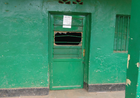 Abajura bamennye ikirahuri cyo ku rugi rwa depot manyuramo biba ayo mafaranga.