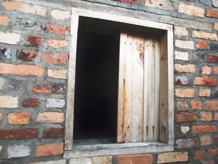 Abajura bishe idirishya banyuzamo ibiribwa, matele n
