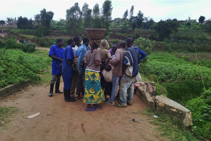 Abajya ku isoko n'abavayo bose bari bashungereye umugore ukina urusimbi.
