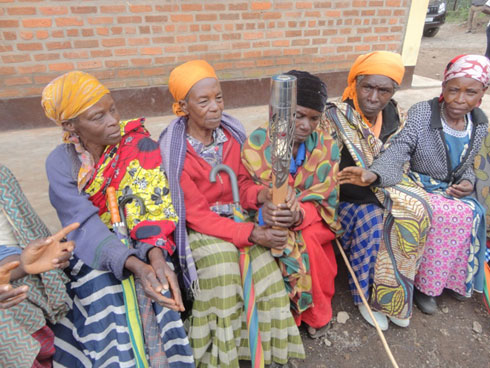 Abakecuru babaye barambitse hasi inkoni zabo bafata iy'umwamikazi Elisabeth II.