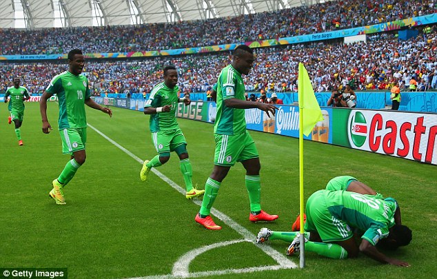 Abakinnyi ba Nigeri bishimana na Ahmed Mussa watsinze Argentine ibitego bibiri.