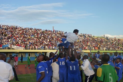 Abakinnyi ba Rayon Sport ibyishimo byabarenze baterura umutoza Gomes.