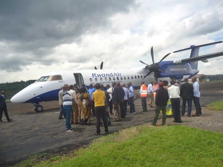 Abakiriya ba RwandAir baje kwakira indege yabo.
