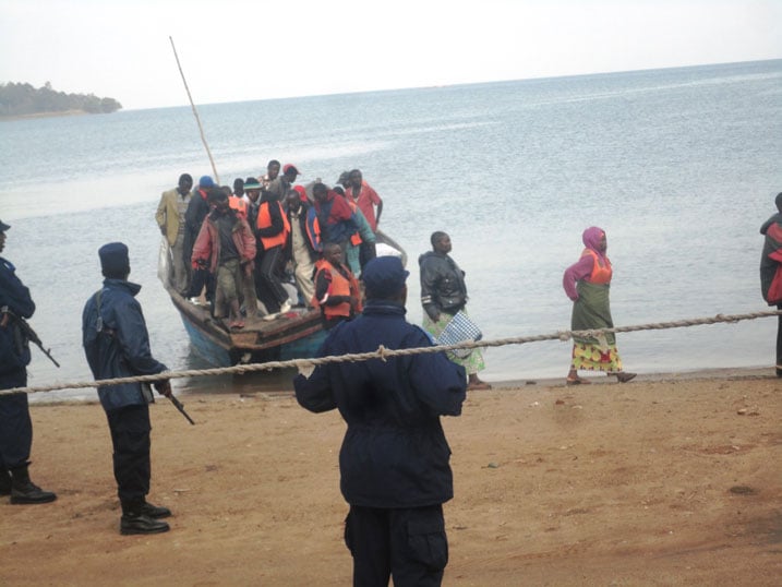 Abanyekongo basesekaye ku cyambu cya nkora baje kurema isoko.