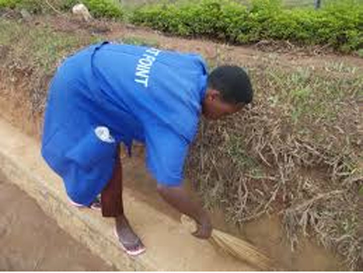 Abakoraga isuku barishyuza akarere ibirarane batahembwe.