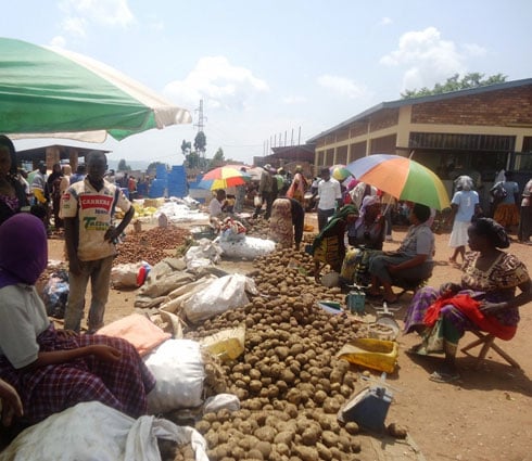 Abakorera mu isoko ryuzuye basaba ko imirimo yo kwagura isoko yakihuta kuko izuba ribamerera nabi cyane kubera gucururiza hanze kandi bagasora amisoro n