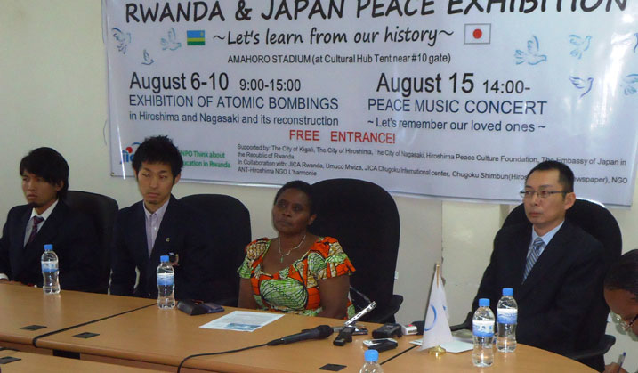 Abakorerabushake b'Abayapani mu Rwanda, umuyarwandakazi Marie Louise Kambenga n'Umuyobozi wa JICA mu Rwanda.