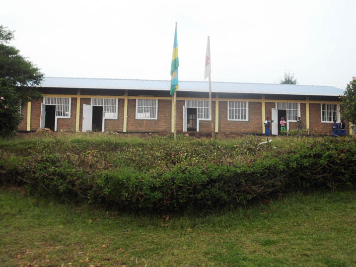 Abakoze mu mirimo yo kubaka ibi byumba baherutse kubifunga kubera ko ngo byari byatangiye kwigirwamo nyamara batarahembwa.