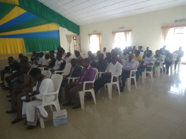 Abakozi b'akarere ka Rusizi bari gusuzumwa ku mihigo.