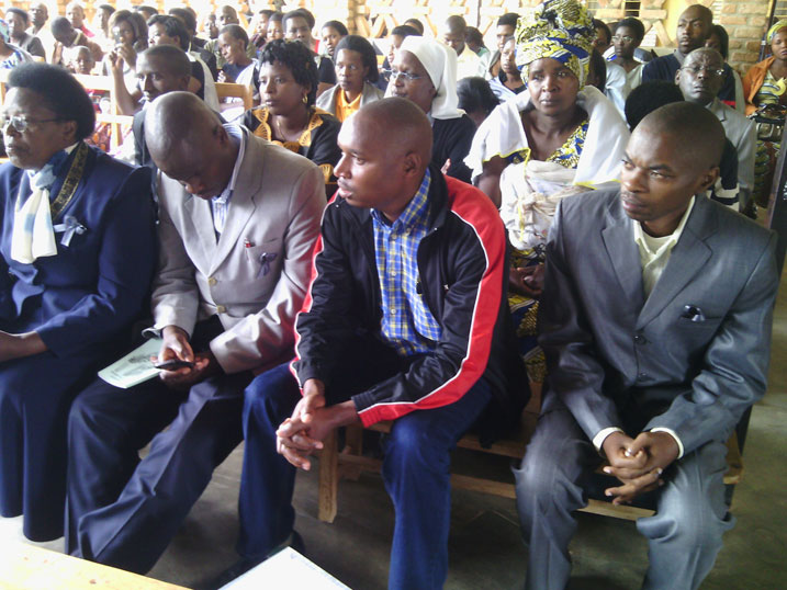 Abakozi b'ikigo nderabuzima cya Nyamagabe, abajyanama b'ubuzima ndetse n'inshuti n'abavandimwe bifatanyije nabo.