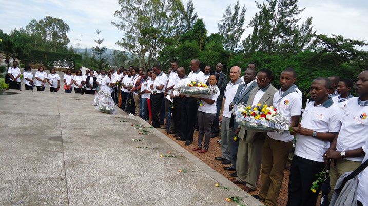 Abakozi ba COGEBANKI bashyira indabo ku mva z'abazize Jenoside yakorewe Abatutsi ku rwibutso rwo ku Gisozi.