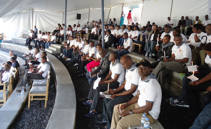 Abakozi ba COGEBANKI bibukiye ku rwibutso rwo ku Gisozi mu kibanza gishya cyitwa Amphitheatre, muri iyi weekend ishize.